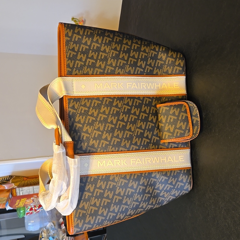 Large Letters Print Tote Handbag 👜  With Coin Case      ⭐️  ✨️ NEW ⭐️✨️